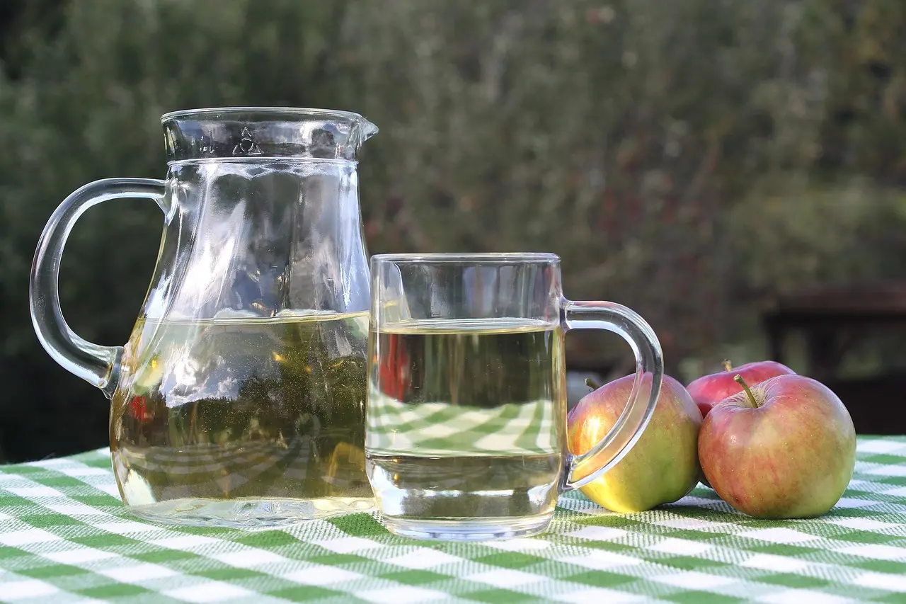 סיידר תפוחים תוסס ביתי, מיץ טבעי ושמרים
